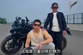 健身教练带母亲健身200天后看哭网友：他做了这辈子最酷的一件事图片