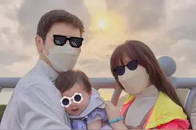 向佐一家逛商场，郭碧婷素颜出镜抱女儿彰显妈妈力，保镖一路随行图片