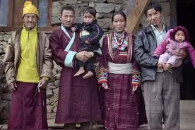 尼泊尔地区“一妻多夫”家庭，兄弟同娶一妻，一家人怎么生活？图片