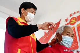 每月驱车几十公里为老人义务理发，只为兑现6年前承诺图片