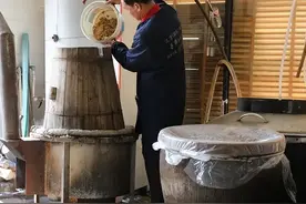 62岁的云南大爷自己酿酒，酿出的白酒明明很多杂质，为啥还抢着买图片