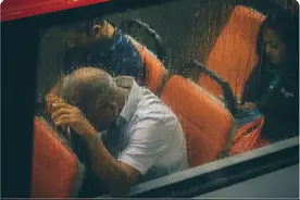 为何与父母无话可说？只因他在年轻时，爱过一个不该爱的人图片