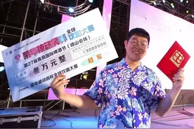 “11连冠”青岛酒王，靠喝酒赢15万现金9辆车，还娶到1个漂亮老婆图片