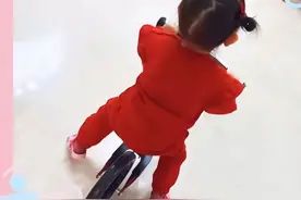 唐嫣罕见晒女儿，2岁多的小小糖一身红衣出镜，在家里骑小车超萌图片