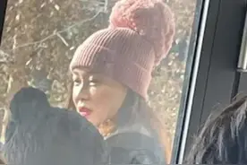 霍思燕带粉红帽好少女，嗯哼已经长到妈妈肩膀，杜江穿太多变巨人图片