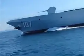 现场画面，055型遵义舰穿航巴西兰海峡，菲小艇监视不自量力图片