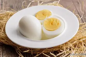 煮鸡蛋，只用清水可不行，想要又香又嫩好剥壳，大厨教你3个技巧图片