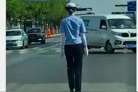 美女交警穿防晒袖套、走路姿态优美，被称为“招蜂引蝶”，引争议图片