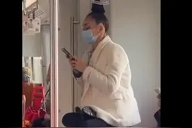 上海地铁回应女子头发绑扶手悬空 不要做出类似危险举动图片