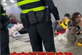 00后新型流浪！扎堆桥洞开直播，男女混睡环境差，警察撵也撵不走图片