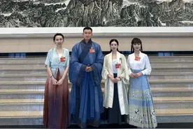 汉服首登人民大会堂，青年委员以传统服饰诠释文化自信图片