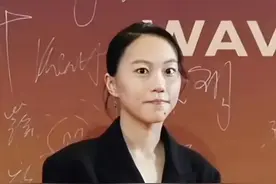 窦靖童真会“装”！穿黑西装把5条领带系裤腰上，168身高穿成148图片