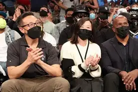 篮网老板蔡崇信妻子罕见露面！60岁颜值气质依旧，NBA最美老板娘图片