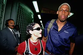 前NBA巨星真会玩！英媒：罗德曼身边美女无数，命根子严重受损3次图片