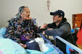 谢楠为百岁奶奶庆生，吴京和儿子哄老人开心，吴所谓表演打拳好帅图片