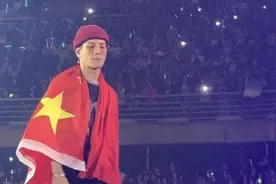 王嘉尔是中国娱乐圈的杰出代表，但内裤露出影响不太好？图片