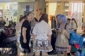 福建，女生当街撒泼，怒打保安和老人，引发众怒，被一大姐暴揍图片