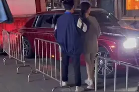 王思聪当街上演霸道总裁戏码，掐着美女脖子强势坐六百万豪车图片