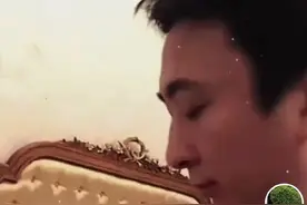 王思聪被曝已当爸，家中哄娃画面曝光，孩子五官与王校长一模一样图片