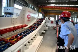 国内首台500米工作面智能刮板输送机在张家口下线图片