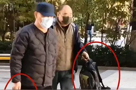 德云社郭德纲、侯震同行，一前一后拎包出现，却引发粉丝调侃图片