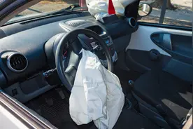 安全气囊是如何弹出的？解析工作原理，怪不得更换一个那么贵图片