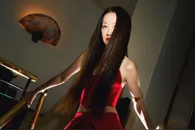 73岁王薇薇过春节好隆重！迷你红裙配大红唇好嫩，吊带红裙更少女图片