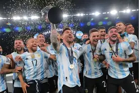 世界杯阿根廷夺冠，看完梅西队友身体，国足为何全是肥肉图片