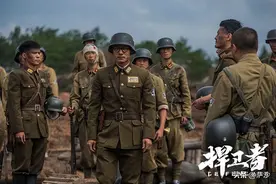 为什么八路军的军服有黄色也有蓝色？1939年2月7日蒋介石为委员长图片