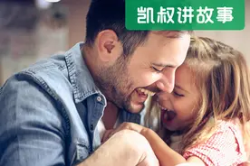 爸爸给未满月的女儿换尿不湿，一句话让一旁的叔叔尴尬，全网怒赞图片