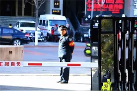 鹤岗64岁大爷晒门卫保安伙食走红，月薪2000吃啥？网友看后：羡慕图片
