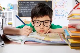 深夜12点，学生还在写作业，家长直接质问老师图片