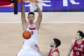 轰21+11！易建联率队横扫浙江，肘击吴前违体，遭外援隔扣引争议图片