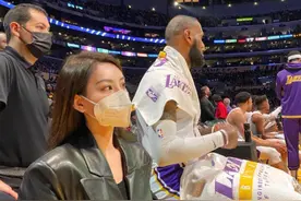 还记得坐在詹姆斯旁边爆红的美女吗？脱下口罩更美，颜值身材完美图片