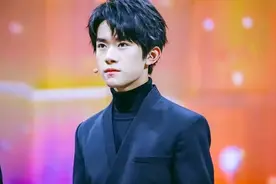 易烊千玺又爆出阴阳词条话题，放弃入职的“入”字，用非通用汉字图片