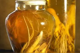 剧毒五步蛇泡酒，2011年临安黄先生喝蛇酒，两杯下肚手脚几近瘫痪图片