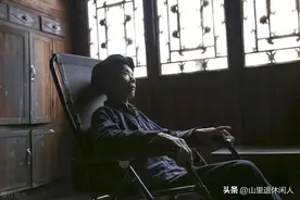 当了大官的堂哥衣锦还乡，向叔公递烟被拒，之后就开车离开了图片