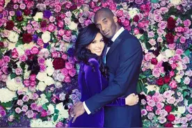 39岁瓦妮莎晒和科比合影，永远的情人，戴嘻哈项链到球场越来越美图片