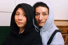 知名主持人跟富婆分手，被行业封杀，复出后被吐槽有“精神病”？图片