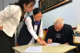 7旬老人去世留下百万保单,家属发现签名有猫腻,保险公司：退17万图片