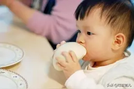 孩子多大可以吃大人饭？把握好“时间”，别过早让娃营养不良图片
