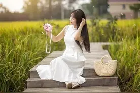钓鱼期间，偶遇30岁的漂亮女人，却意外成就了我图片