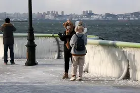 春节到大连来看海！罕见冰瀑与海浩同现 绝美奇景引游人东港打卡图片