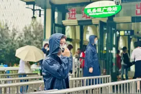 地铁值班站长杜海军：边维护站内秩序，边组织码沙袋图片