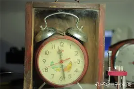 这只闹钟是1966年上海钟厂生产的，看见秒针走动，我心中甚是宽慰图片