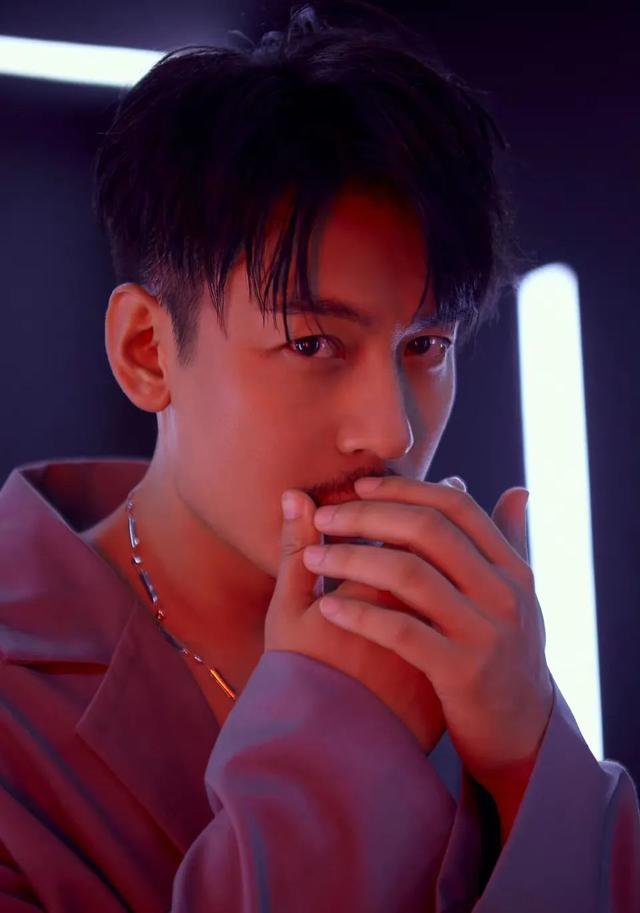 王东演员简历,家暴男王东再曝丑闻,曾在ktv 当众殴打女友,妻子证实