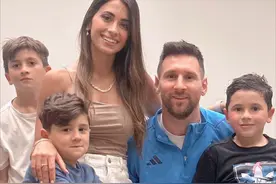 童话爱情！梅西老婆安东内拉穿短裤秀腿，被老公抱在怀里像小女孩图片