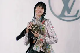 Lisa被指丰臀过度，盲目追求欧美风比例失调，还没被豪门男友承认图片