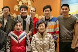 撒贝宁全家福曝光！亲妹撒贝娜貌美似女星，混血龙凤胎正脸超可爱图片