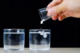 一斤盐放入一斤水中，为何得不到两斤总重？爱因斯坦：质量即能量图片